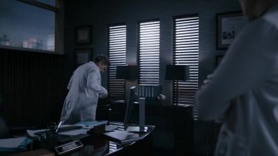 - Hey, thanks for coming.
- Sure. What's up? - The Resident
