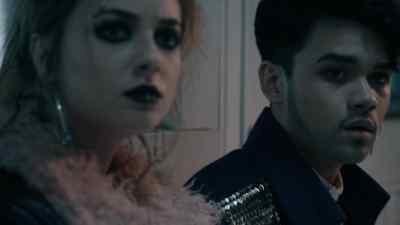 -Hey, is that the--
-Yeah,
and they're heading for Kym. - Scream: The TV Series