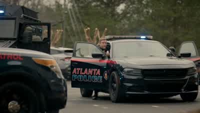 Hey! There's a GBI special agent inside. I can help identify him. Get in formation. - Will Trent