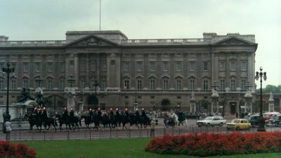 Hey there's Buckingham Palace kids - National Lampoon's European Vacation