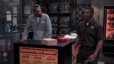Hey, there's that friendly
delivery service that I come to love. - The Upshaws