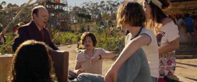 Hey, those are Cubans.
Give me that. Give me that. - Action Point