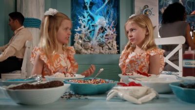 Hey, you took all the
organic strawberries. - Jane the Virgin