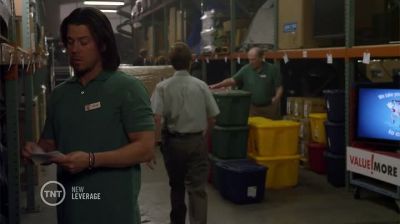 Hey, tuck in that shirt for me. - Leverage