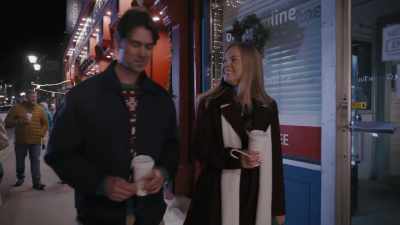 Hey, um, when
do you have to be there? - Everything Christmas