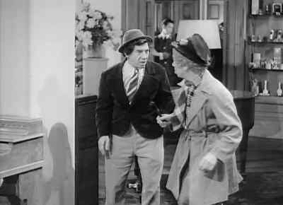 Hey, Wacky, I don't see no gray coats. - The Big Store