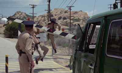 - Hey, what are you guys doing?
- Nothing! Nothing! - Return from Witch Mountain