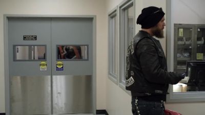 Hey, what'd he do?
- You know this guy? - Sons of Anarchy