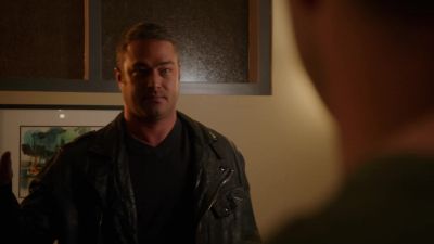 - Hey. What's up?
- I tried to text you. - Chicago Fire