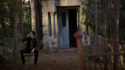 Hey. Where are you?
I can't hear you. - The Vampire Diaries