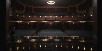 Hey. Where's Deborah?
There was supposed to be a run-through. - Hacks