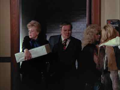 - Hey, who is that broad?
- Some murder suspect named Fletcher. - Murder, She Wrote
