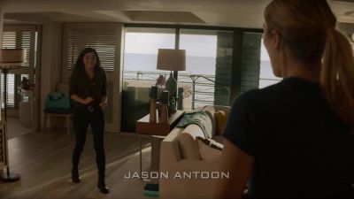 Hey, whoever's in there, come out right now. - NCIS: Hawai'i
