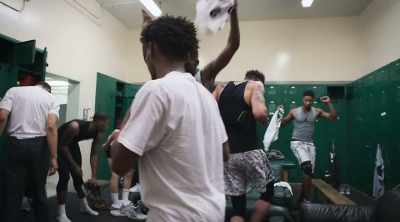 - Hey!
- Yeeeeeaaah! - Last Chance U: Basketball