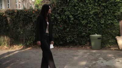 Hey,you can't go in
there without a warrant. - Rizzoli & Isles