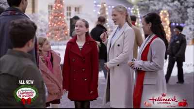 Hi, and this is Petra and
Anna. - Christmas at Graceland: Home for the Holidays