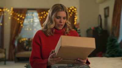 Hi. Could you hold a moment?
Thank you. - Designing Christmas with You