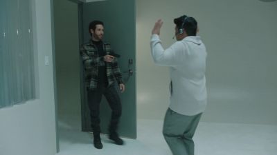 - Hi. Hands up. Move back.
- [gun clicks] - Upload