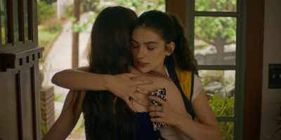 - Hi. Hey.
- Hey. Hey. - The Idea of You