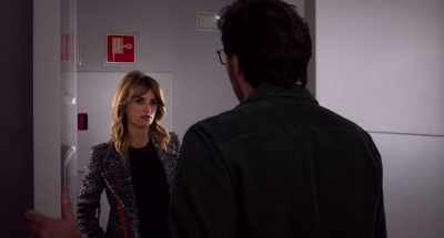- Hi.
- Hi, Arturo. - Come in, come in. - Parallel Mothers