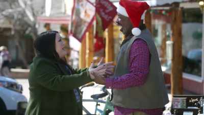 - Hi! How are you? Oh.
- Wonderful! - A Country Christmas Harmony