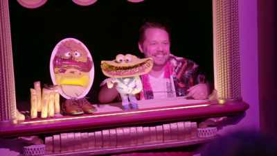 Hi, how's it goin'?
[laughter] - ¡Casa Bonita Mi Amor!