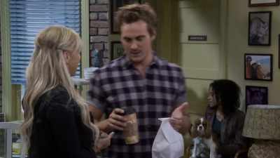 Hi. I brought you your coffee,
muffin and bear claw. - Fuller House