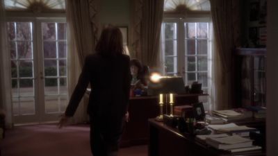 -Hi. I need to see the president.
-Not in there. - The West Wing