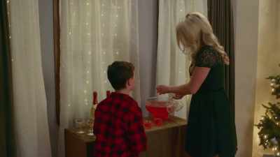 Hi! I'm Ashley.
You must be Max. - Hometown Holiday