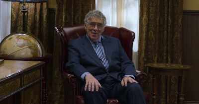 Hi. I'm Elliott Gould, - The Kominsky Method
