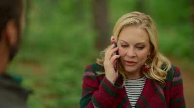 - Hi, Julia.
Can you hold on a minute? - Dear Christmas