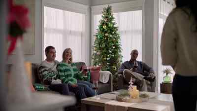 - Hi.
- Kevin, hi. - Christmas, Love and Fudge