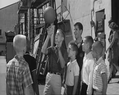 Hi, men. - The Errand Boy
