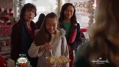 - Hi, miss Dee Dee.
- Dee Dee, - A Royal Queens Christmas