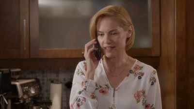 Hi, Mom!
- Hi, honey. - The Cheerleader Escort