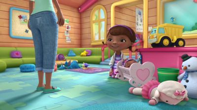 - Hi, Mom.
- How's it going in here? - Doc McStuffins
