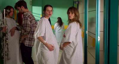 - Hi.
- Shouldn't you be in bed? - Parallel Mothers