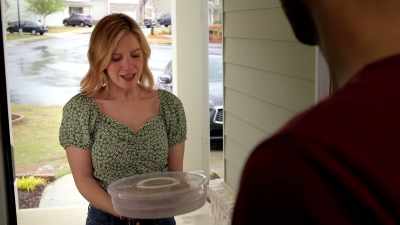 - Hi! Um, I have a pie for you.
- Ah. - The Neighbors Are Watching