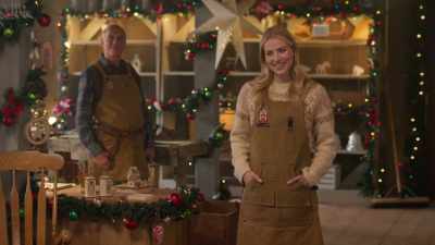 Hi. Welcome to your Christmas tour. - Christmas on Windmill Way