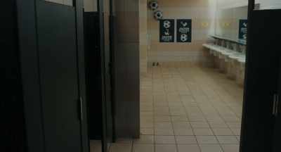 Hi, women's bathroom.I'm looking for someone. - Cha Cha Real Smooth