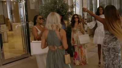 - Hi!
- Yay! Everybody is here. - The Real Housewives of Dubai