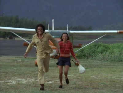 HI, YOU OLD SKY CAPTAIN. - Hawaii Five-0