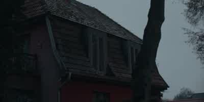 Hier, geh doch schon mal rein. - Dark