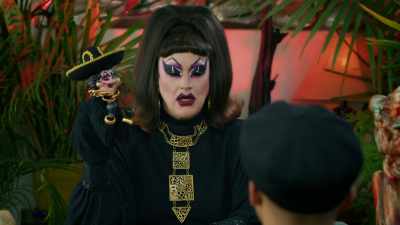 [high-pitched] Hola?
Yo soy Dr. Yackie. - Dr. Jackie