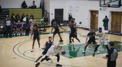 Highler from the wing, to the lane,
goes inside to Malik Muhammad. - Last Chance U: Basketball