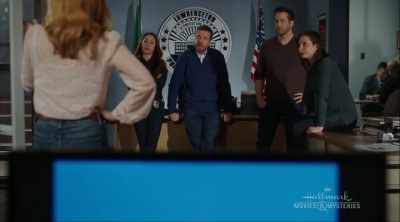 Hij laat tips achter
uit oude detectiveromans. - Aurora Teagarden Mysteries: A Game of Cat and Mouse