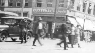 [Hill] The ways in which
the white mob encircle
the county courthouse - The Legacy of Black Wall Street