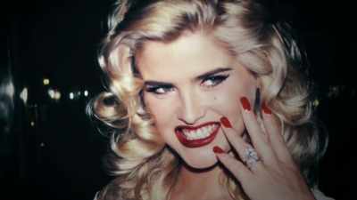 Hilton: She harkened back
to a Jayne Mansfield - How It Really Happened