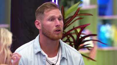 >> HIM WALKING AWAY, SHE'S
GOING, DAMN. - Love Island