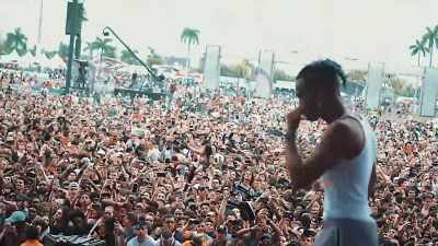 [hip- hop music playing]
[crowd cheering] - Look At Me: XXXTENTACION
